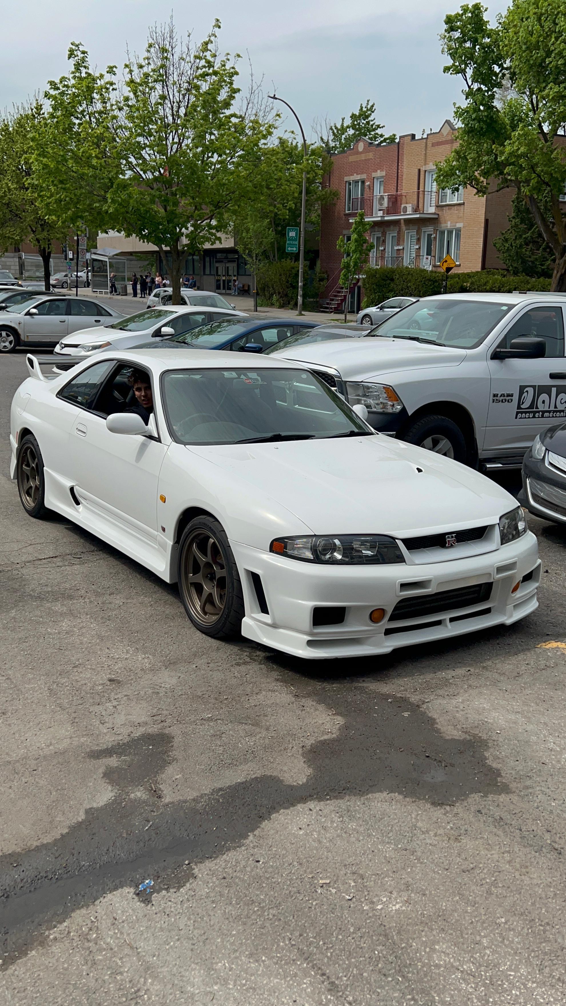 Mehdi avec une Nissan GTR