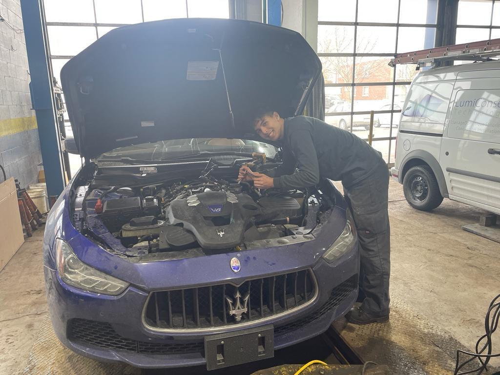 Mehdi Rabhi travaillant sur une Maserati