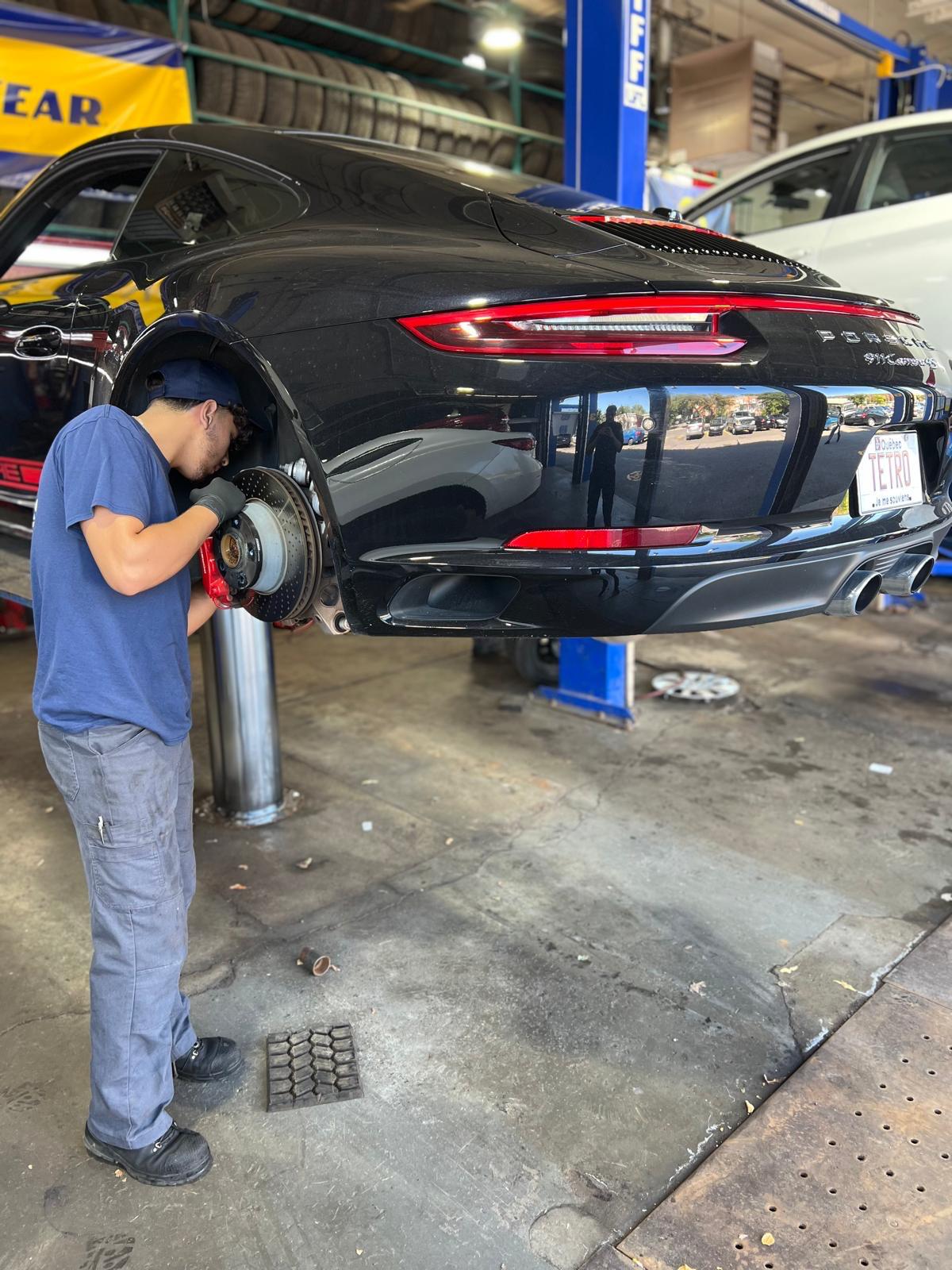 Mehdi travaillant sur une Porsche