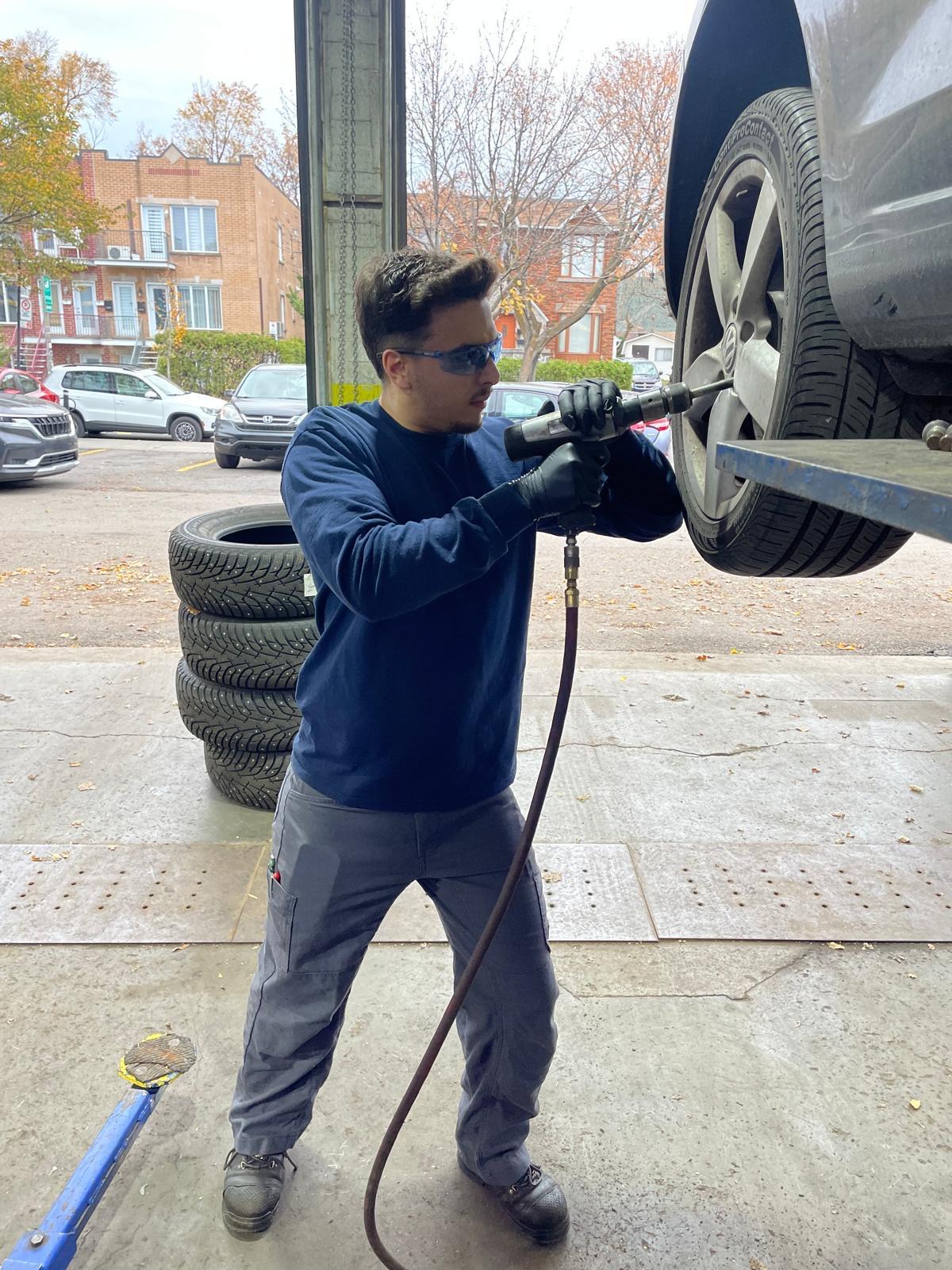 Mehdi changeant un pneu